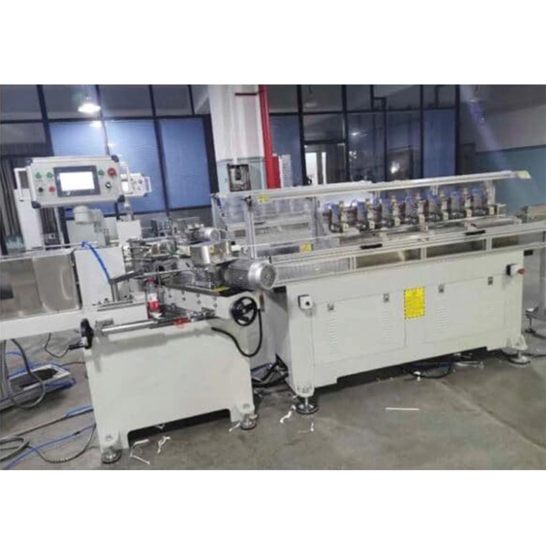 Máquina de fabricación de pajitas de papel MPP-2 en funcionamiento.